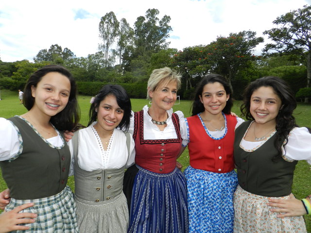 Trachtig geht's zu in Guatemala: Ursula Leitner inmitten ihrer Schülerinnen. | Foto: Privat
