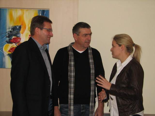 Die Abgeordneten Georg Ecker und Patricia Alber in Diskussion mit dem Betriebsratsvorsitzenden Hermann Linkeseder. | Foto: Foto: ÖVP