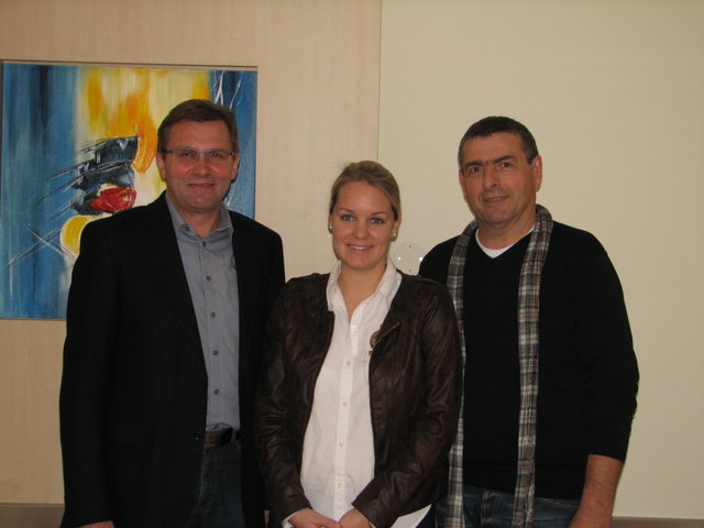 Die Abgeordneten Georg Ecker und Patricia Alber mit dem Betriebsratsvorsitzenden Hermann Linkeseder. | Foto: Foto: ÖVP
