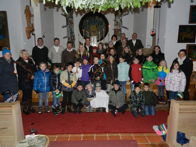 „Weihnachtlich gsunga & gspuit“ wurde von den Musikanten, Sängerinnen und Schulkindern bei einer besinnlichen Adventstunde in der Clemens-Holzmeister-Kirche in Erpfendorf