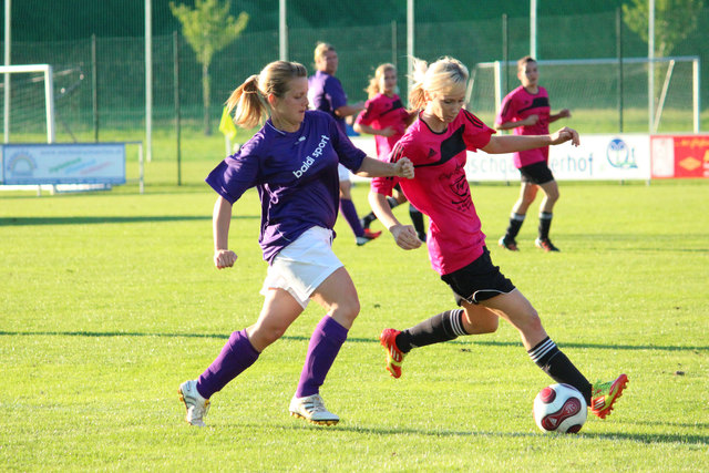 Rassige Szenen gibt es nicht nur bei den Männern zu sehen. Auch die Mädchen (Am Foto Pettenbach) kämpfen um jeden Ball. | Foto: Union Pettenbach