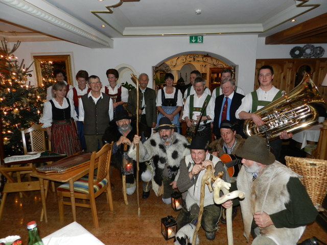 Für Moderator Leo Jöchl, Lärchenhof-Inhaber Martin Unterrainer und alle Mitwirkenden gab es bei dem netten Advent- und Anklöpflerabend vom Golf- und Countryclub Lärchenhof Applaus von den begeisterten Zuhörern