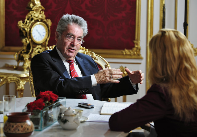 Bundespräsident Fischer zu Chefredakteurin Strobl: „Auch Europa muss sich verändern.“ | Foto: Zinner