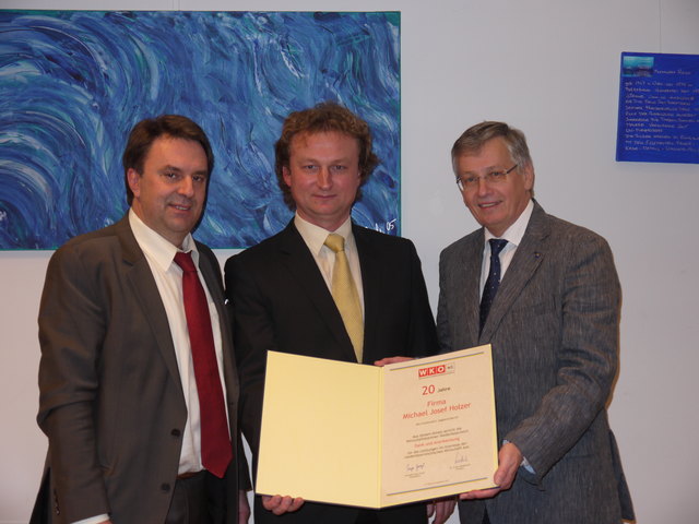 Gratulierten Michael Holzer (Mitte) zu 20 Jahren FinanzPulsAG: Wirtschaftskammer-Obmann Wolfgang Ecker, Landtagsabgeordneter Willi Eigner. | Foto: WK