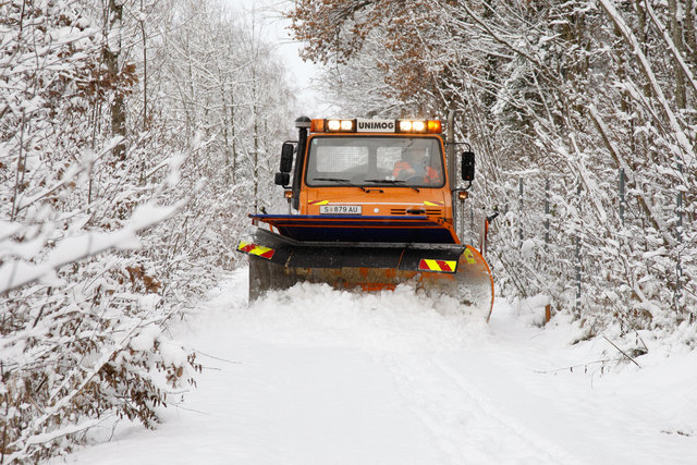 In harten Wintern wissen die Gemeinden nicht, wohin mit dem Schnee. Gewässer-Entsorgung ist aber unzulässig.