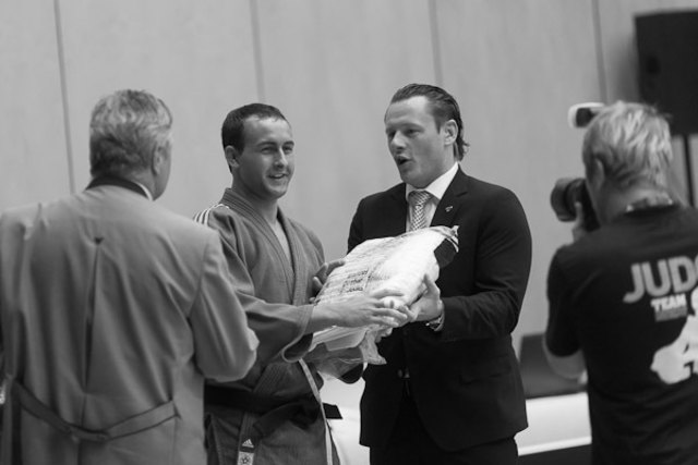 "Mister Bundesliga 2012" Manuel Reichmann bekommt vom Chef der Bundesligakommission Dr. Martin Poiger einen Judoanzug mit der Aufschrift "Bester Kämpfer der 1. Judo Bundesliga 2012" überreicht.