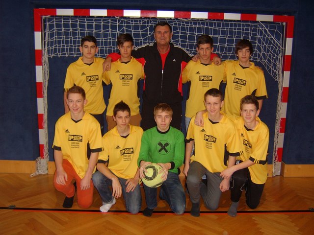 Stehend von links: Afrim Beciroski ,Gergö Ambrus, Anton Lausegger, Josef Müller, Matthias Gattringer.  Knieend von links: Tristan Winkelmayer, Oskar Bernat, Rudi Baderer, Daniel Hochgatterer ,Daniel Oana. | Foto: Privat