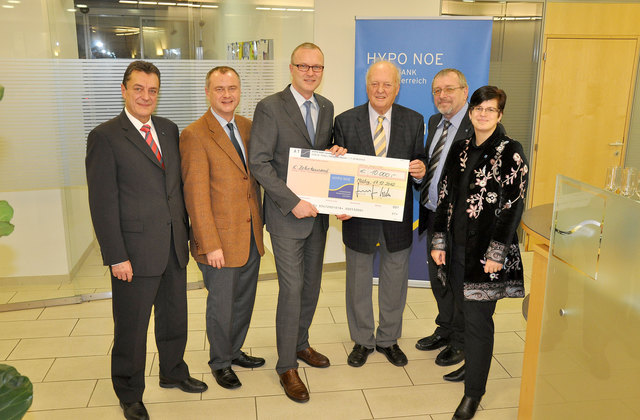 Regionalleiter Thomas Flecker, Bürgermeister LAbg. Hans Stefan Hintner, Vorstandsdirektor Günther Ritzberger, MBA, KommRat Helmut Krumböck, Hubert Steirer (zukünftiger Geschäftsstellendirektor der Geschäftsstelle Mödling und Elisabeth Kiraly, derzeitige Geschäftsstellendirektorin. (v.l.)
