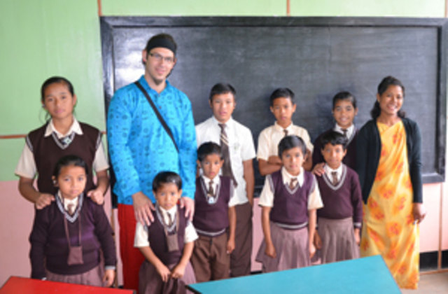 Martin Pumm mit einer Schulklasse im Nordosten Indiens.