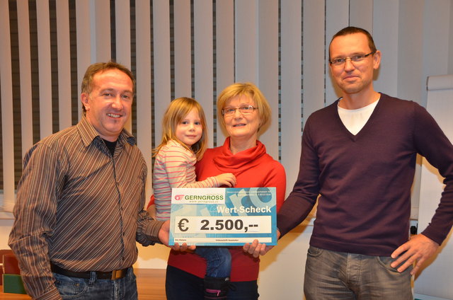 Alois Gerngroß (l.) überreichte Heidrun Notbauer und Roland Edelhofer einen Scheck über Euro 2500.-. | Foto: KK