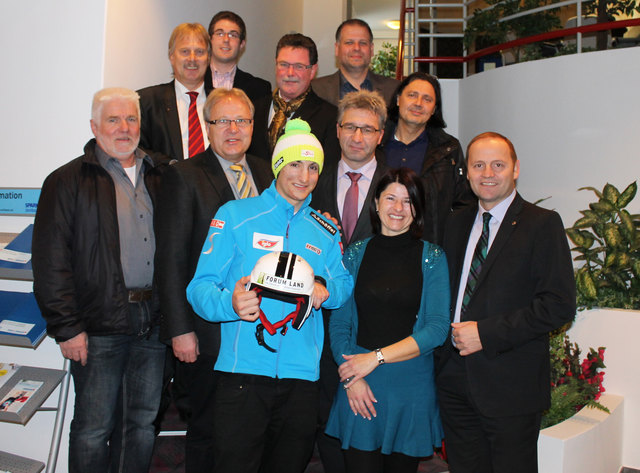 Jenbacher Unternehmen: Über ein verfrühtes Weihnachtsgeschenk am 21. Dezember 2012 freute sich Max Wilfling – der erfolgreiche Schirennläufer wird von regionalen Sponsoren in der Vorbereitung auf die Para-Olympischen Spiele im Feber 2014 in Sootschi unterstützt. Fotos: Wildauer