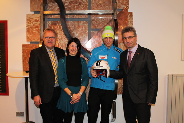 Übergabe Sponsorgeld: NR Hermann Gahr, Max und Martina Wilfling, Bgm. Dietmar Wallner.