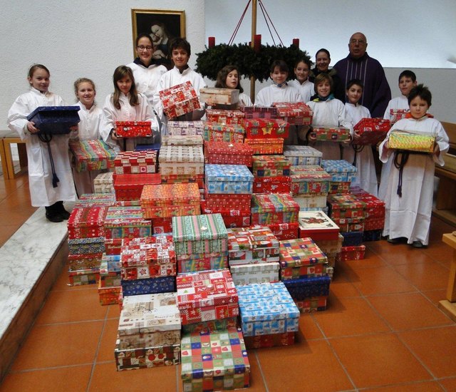 Die Weihnachtspakete werden nach Innsbruck gebracht und am Weihnachtsabend von den Gefängnisseelsorgern den Gefangenen überreicht. Foto: Sternad