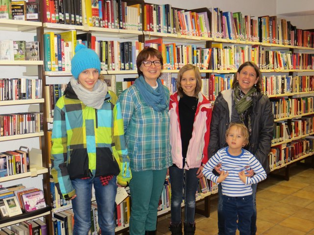 Das Team von jen.buch gratuliert zum Jahresabschluss den eifrigsten LeserInnen: v.l.n.r. Ruth Hochenwarter, Maga Michaela Noll, Miriam Kramer und Christine Sock mit Jonas Sock. Foto: Vzbgm. Mag. Mirjam Dauber
