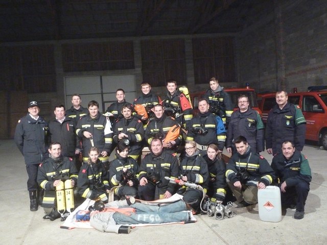 Die 16 Teilnehmer an der Ausbildungsprüfung Atemschutz mit Abschnittsfeuerwehrkommandant, Bürgermeister und dem Prüferteam