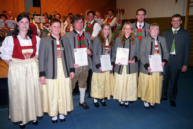 Anita Schneider vom Musikbund Rattenberg (1.v.l.), Jugendreferentin Katharina Achleitner (2.v.l), Musikerleistungsabzeichen in Bronze für Markus Hackl (3.v.l.), Jungmusikerleistungsabzeichen in Gold für Daniela Brandacher (4.v.l.), Jungmusikerleistungsabzeichen in Bronze für Stefanie Auer (5.v.l.), Jungmusikerleistungsabzeichen in Bronze für Verena Lengauer (6.v.l.)
Bgm Ing. Alois Margreiter (1.v.r.)
