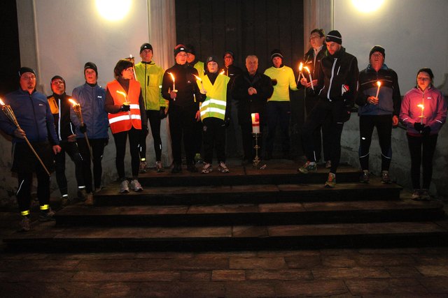 Die FriedenslichtläuferInnen werden vor der Kirche von Pfarrer Trstenjak empfangen