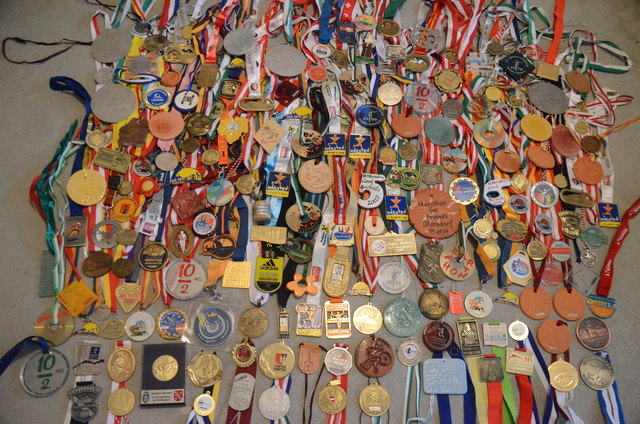Finishermedaillen aus den letzten 12 Jahren. Anlässlich Marathon Nr. 100 habe ich alle mal fotografiert. (189 Stück)