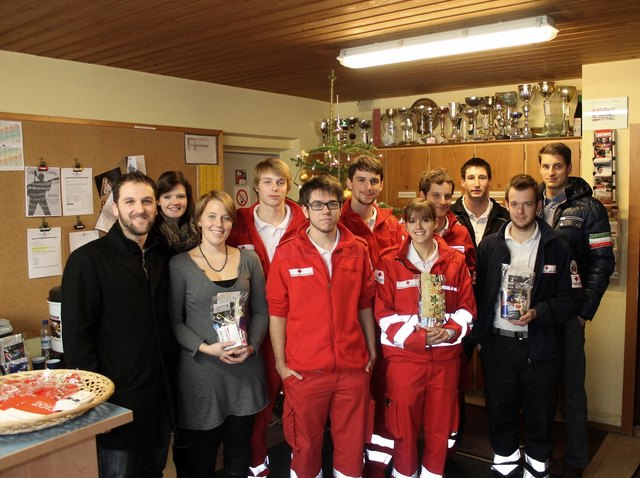 JVP-Bezirksobmann Sebastian Kolland (li.) und sein Team zu Besuch bei den RK-Einsatzkräften in Wörgl