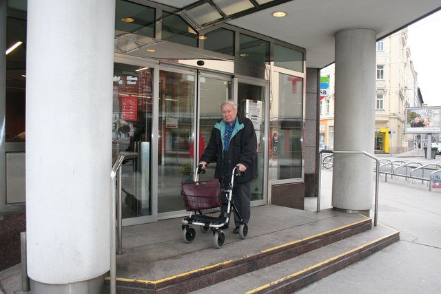 Schwer zugänglich: Die Seitenrampen sind für Erich Schinagl nur mit viel Anstrengung zu überwinden.
