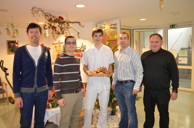 JVP-Bezirksobmann Christoph Gegenhuber (links) und Bürgermeister Helmut Hechwarter mit Vertretern der JVP Ried im Traunkreis und einem Zivildiener im Altenheim Ried.