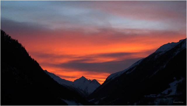 Abendrot am Heiligen Abend um 17:33 Uhr über der "Gorfenspitze" und dem "Hohen Nörderer" in Galtür