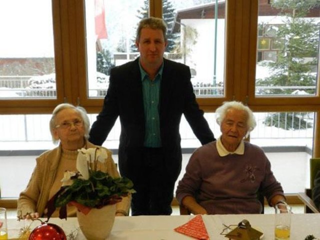 Dietmar Lachner bei den Heimbewohnern im Sozialzentrum. Foto: SPÖ