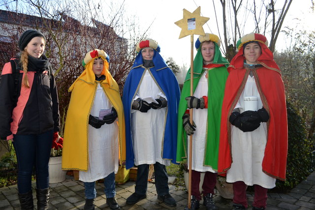 Auch in Ranshofen sind die Sternsinger der Pfarre  unterwegs. Sie sammeln für Menschen in Afrika, Asien und Lateinamerika.