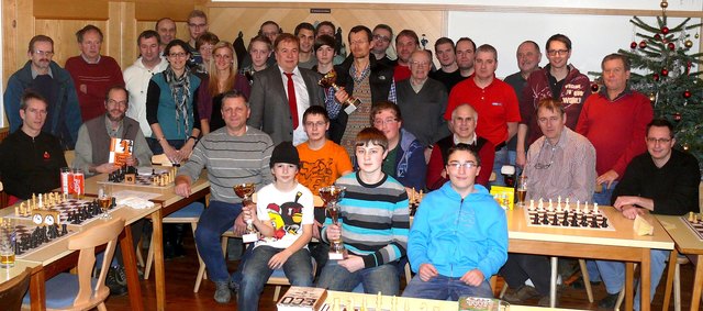 Abschließend posierten die Teilnehmer an den Schach-Dorfmeisterschaften der Horn Union Ratten für ein gemeinsames Foto.