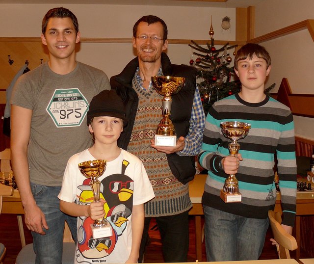 V. li.: Turniersieger Christopher Schwarhofer, jüngster Teilnehmer Jakob Göslbauer, U10, Dorfmeister Dr. Herwig Lautner und Daniel Kargl, U14.