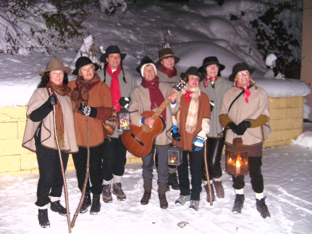 Die Jenbacher Hirtinnen der Singgemeinschaft wurden fast überall dankbar aufgenommen. Foto: Privat