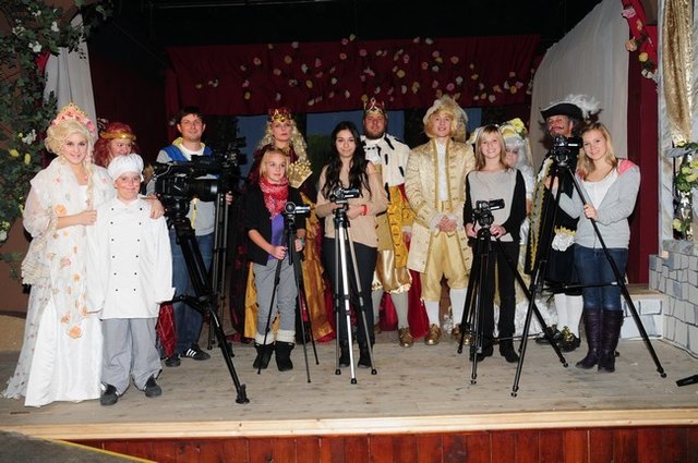 Schülerinnen der NMS 2 Wörgl beim Filmen vom Märchen Dornröschen