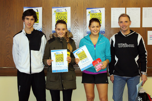 v.l.n.r. Johannes Schullern, Fabienne Kompein und Dalila Pejkovic (TC Telfs) und Turnierleiter Gunnar Karlsson