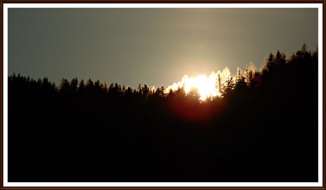 Im Dezember kommt erst um ca. 8:30 Uhr die Sonne über den Vellacher Kurster um am Marktplatz in Metnitz, Nachschau zu halten.