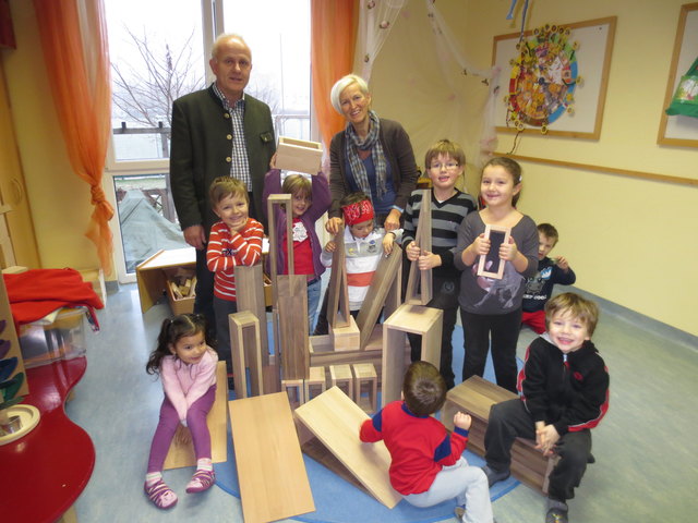Dir Ing. Hans Bartl und Kindergartenleiterin Maria Haider freuen sich mit den Kindern über die gelungene Überraschung.
