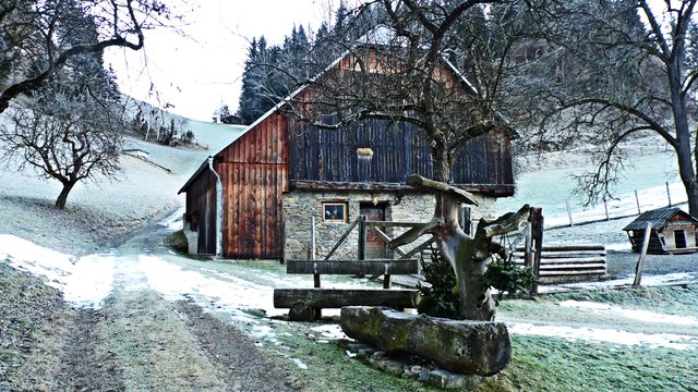 Kleintierstall mit Brunnen der Familie Kogler