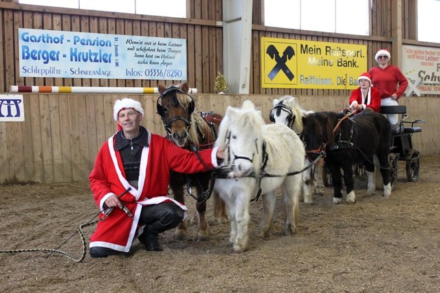 Obmann Manfred Glößl ritt mit vier Ponys ein
