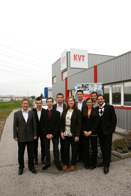 Das GSM-Projektteam mit Auftraggeber (v.l.n.r.): Prof. Andreas Zehetner, Michael Goldbeck, Lukas Eisserer, Fabian Sykora, Bettina Burghardt, Mag. René Rieder MBA, Karin Schallauer, Matthias Mitter, Paul Frühwirth.