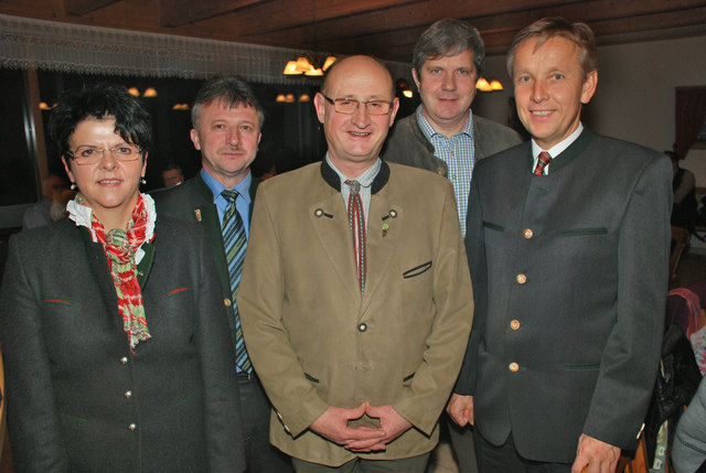 Der frisch gebackene Sechziger Bgm. Franz Winkler aus Schönegg im Kreis prominenter Gratulanten. | Foto: KK