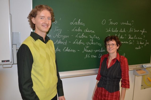Edvinas Simulynas, hier mit Andrea Danzer-Winterstätter, brachte den Schüler litauische Redewendungen bei.