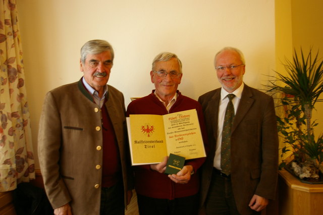 Ehrung: Albert Pfisterer (Mitte) mit DG Obmann Alt-Bgm. Eduard Ruetz (li.) und Oberrevisor Johann Stockinger (re.).