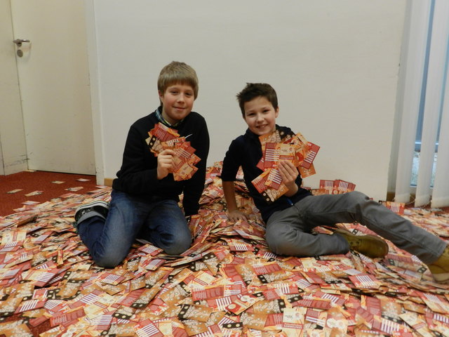 Die Glücksengerl Benjamin und Sebastian zogen die Gewinner des CityClubs Weihnachtsgewinnspieles.