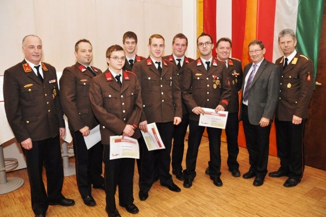 Foto v.l.n.r.: HBI Josef Kneidinger, Johann Fuchs, Daniel Burgstaller, Christian Schinnerl, Florian Priesner, Stefan Hofer, Markus Pfarrhofer, OBI Johann Schwarz, Bgm. Johann Schimböck, BR Josef Kernegger