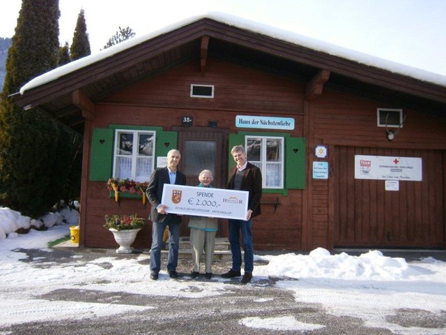 Herbert Günther, Christian Hirzinger mit Käthe Nagiller – Spendenübergabe.