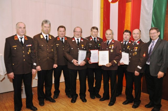 Foto v.l.n.r.: HBI Josef Kneidinger, BR Josef Kernegger, OBI Johann Schwarz, Karl Stadler, Heinrich Panholzer, Albert Schöndorfer, Karl Schöffl, Johann Penkner, Bgm. Johann Schimböck