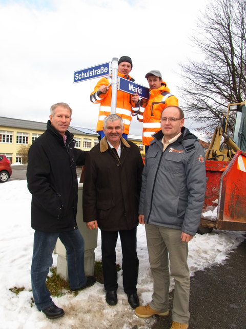Montage der neuen Straßenschilder im Ortskern v.l. Bürgermeister Erich Traxler, Vizebürgermeister Heinrich Graser, Gemeindemitarbeiter Christian Winter, Gemeindemitarbeiter Christoph Weinzinger, Amtsleiter Josef Steininger.