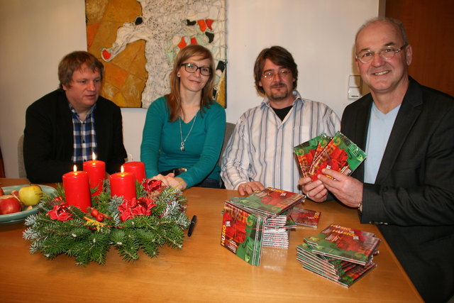 CD-Übergabe vom Salonorchester Bad Goisern am 18.12.12 an Bürgermeister Peter Ellmer mit Dirigent Mag. Alexander Rindberger, Primgeigerin Mag. Antoinette Holzinger und Peter Brugger von der LMS Bad Geisern,