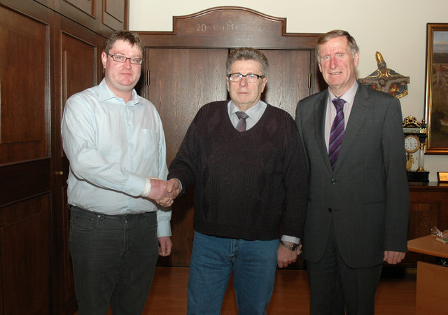Bürgermeister Herbert Prinz (re.) und der ehemalige Ortsvorsteher der Katastralgemeinde Kleinmeinharts Friedrich Haider (Mitte) wünschten Thomas Maurer (li.) für seine künftige OV-Tätigkeit viel Erfolg. | Foto: privat