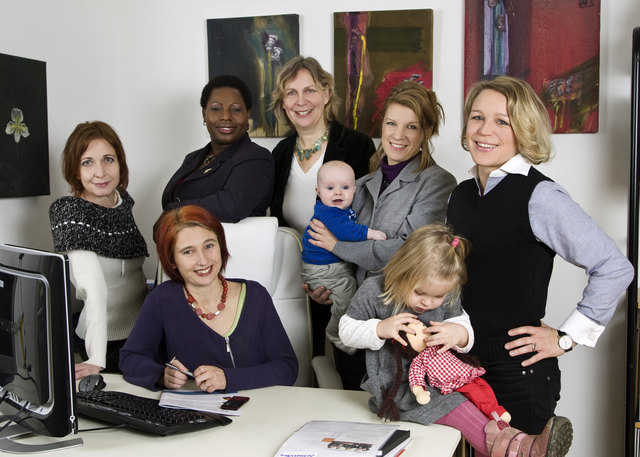 Frauennetzwerkleiterin Gabriele König (4. von links) im Kreis von erfolgreichen Business-Mamas.