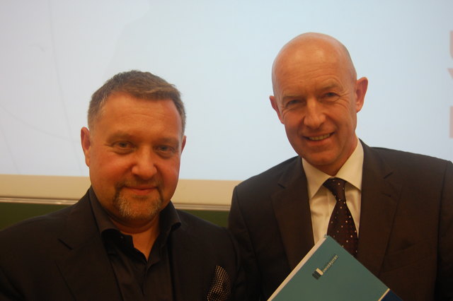 Universitäts-Professor Robert Neumann überreicht Direktor Ehrenleitner die Urkunde.